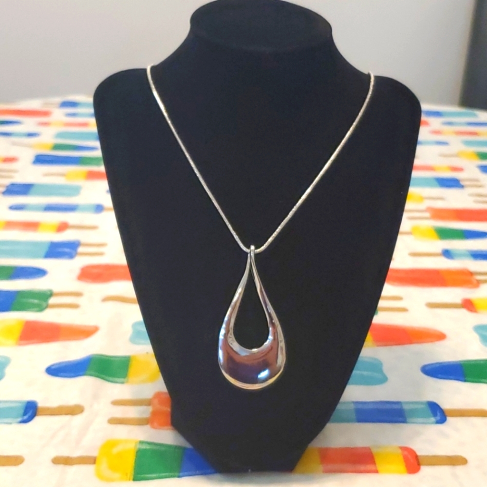 Nwt Bay to Baubles Silver Statement Necklace.